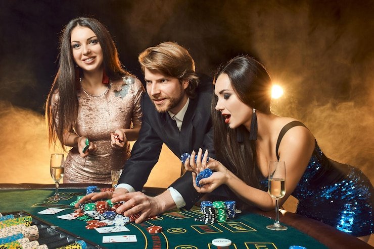 Studio live dealer Super Sic Bo dengan tiga dadu dan meja taruhan